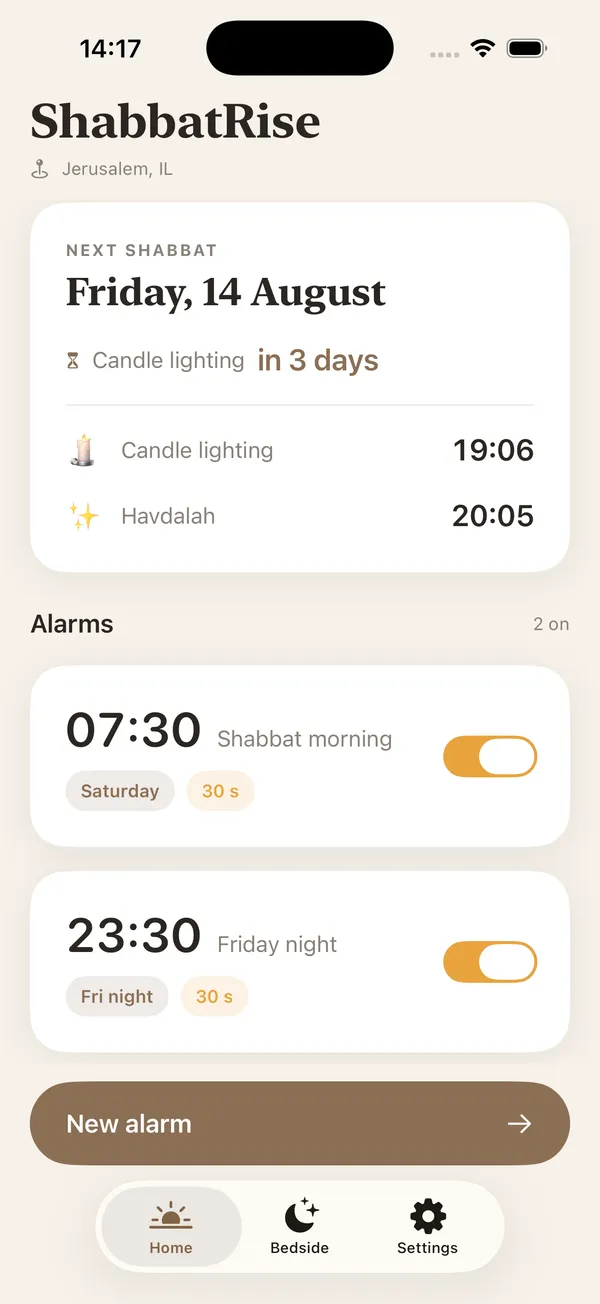 ShabbatRise home screen with Friday night and Shabbat morning alarms armed (app in English)